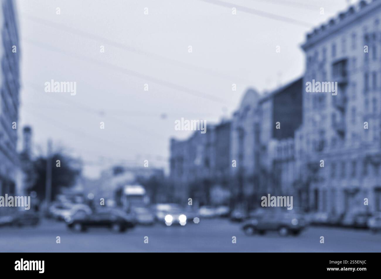 Verschwommene und unscharfe Landschaft mit einer Stadtstraße während des Verkehrs. In der Abendzeit fahren viele Autos entlang der Straße mitten in der Stadt. Stockfoto