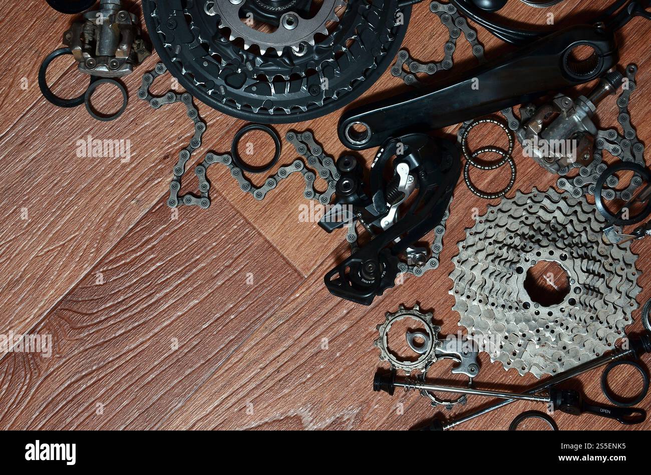 Viele verschiedene Metall Bauteile und Komponenten des Fahrwerks eines Sport Bike. Bremshebel, Kettenräder, Zahnräder, Ritzel und viele andere Komponenten für Stockfoto