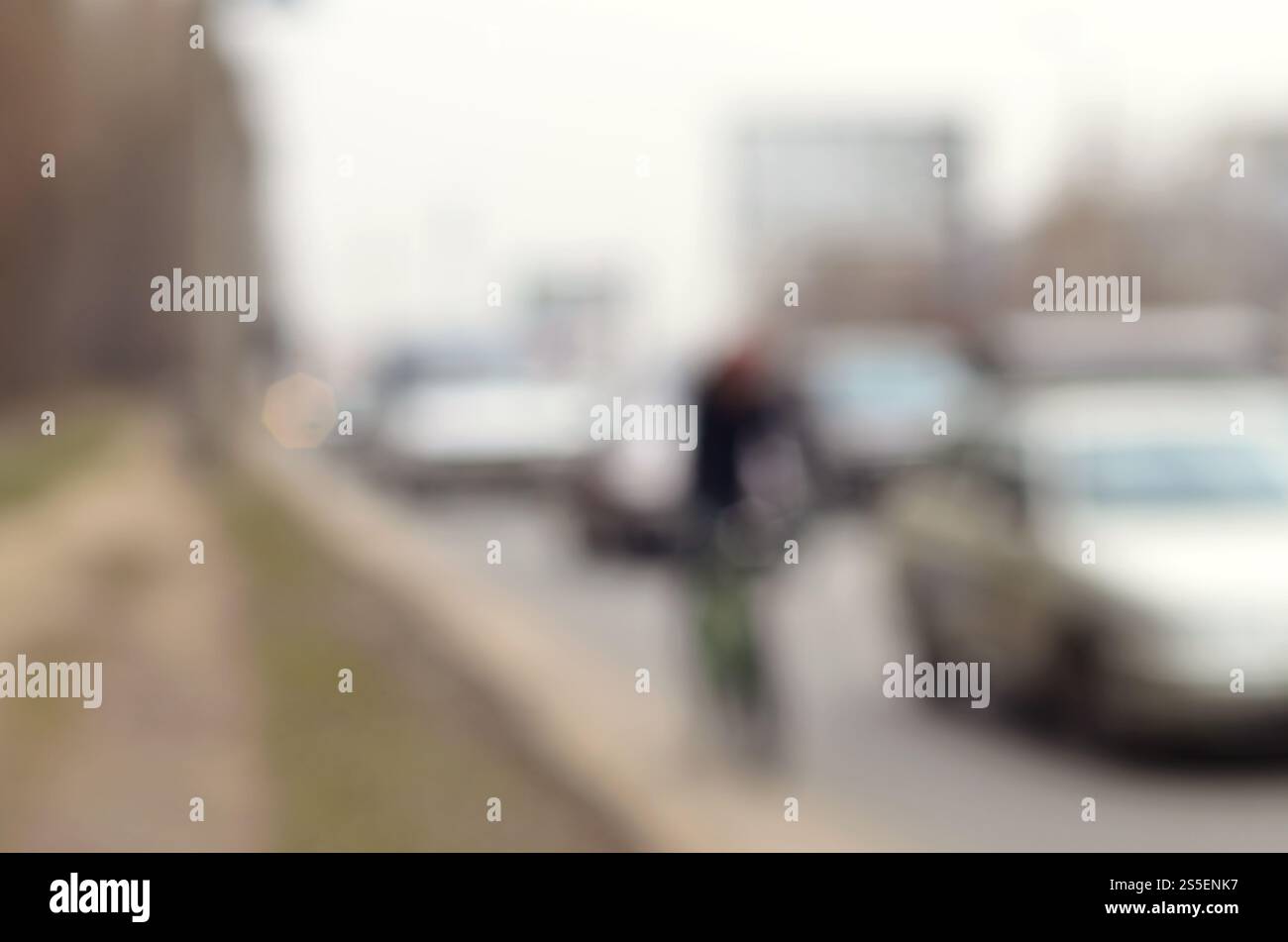 Verschwommene und unscharfe Landschaft mit einer Stadtstraße während des Verkehrs. In der Abendzeit fahren viele Autos entlang der Straße mitten in der Stadt. Stockfoto