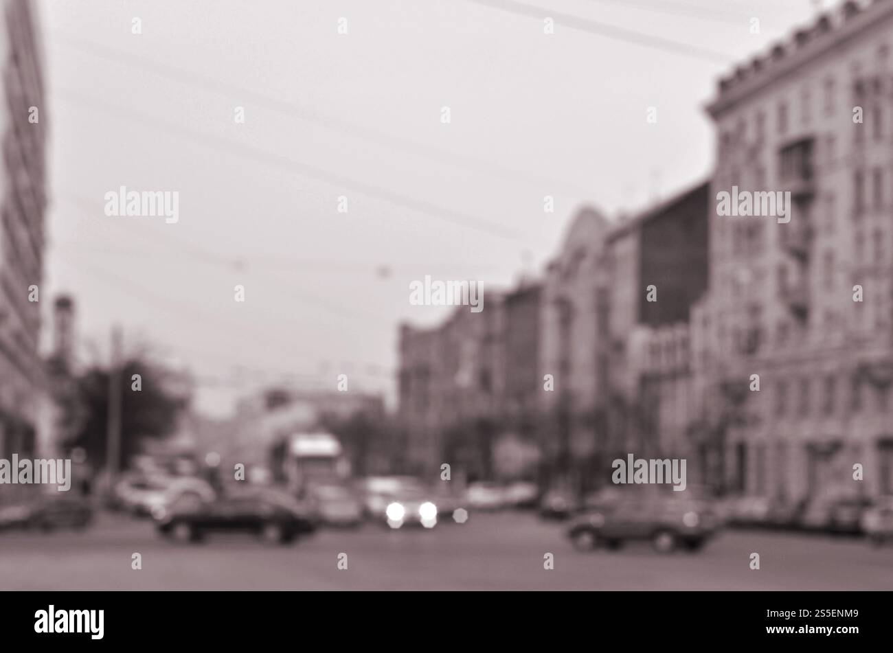 Verschwommene und unscharfe Landschaft mit einer Stadtstraße während des Verkehrs. In der Abendzeit fahren viele Autos entlang der Straße mitten in der Stadt. Stockfoto
