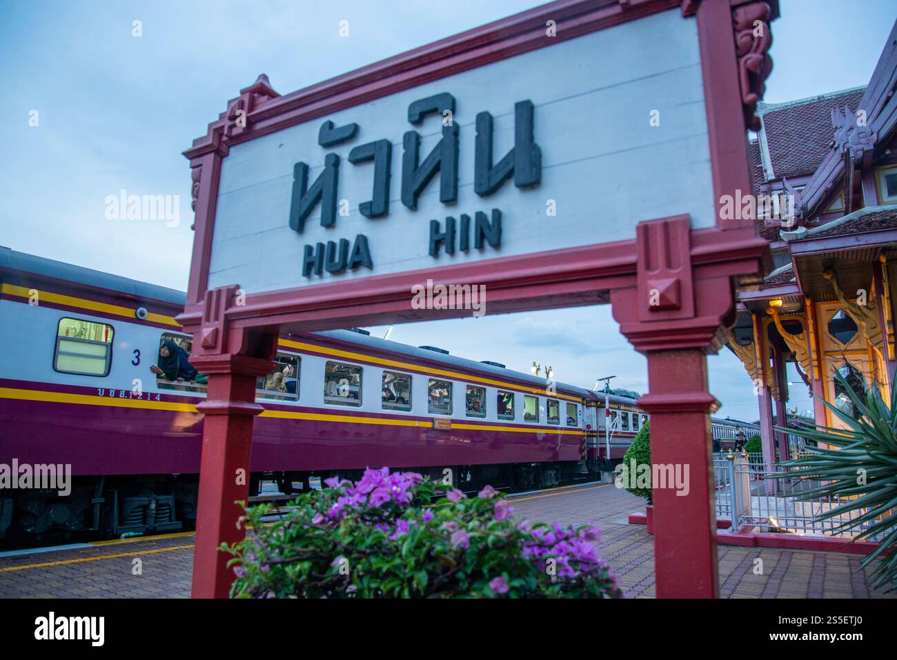 Ein Zug am Bahnhof in der Stadt Hua hin in der Provinz Prachuap Khiri Khan in Thailand, Thailand, Hua hin, Dezember 2022. THAILAND Stockfoto