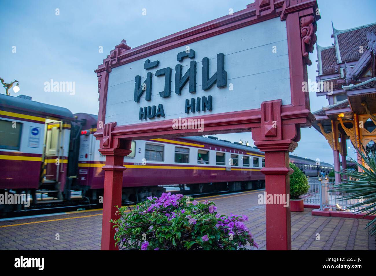 Ein Zug am Bahnhof in der Stadt Hua hin in der Provinz Prachuap Khiri Khan in Thailand, Thailand, Hua hin, Dezember 2022. THAILAND Stockfoto