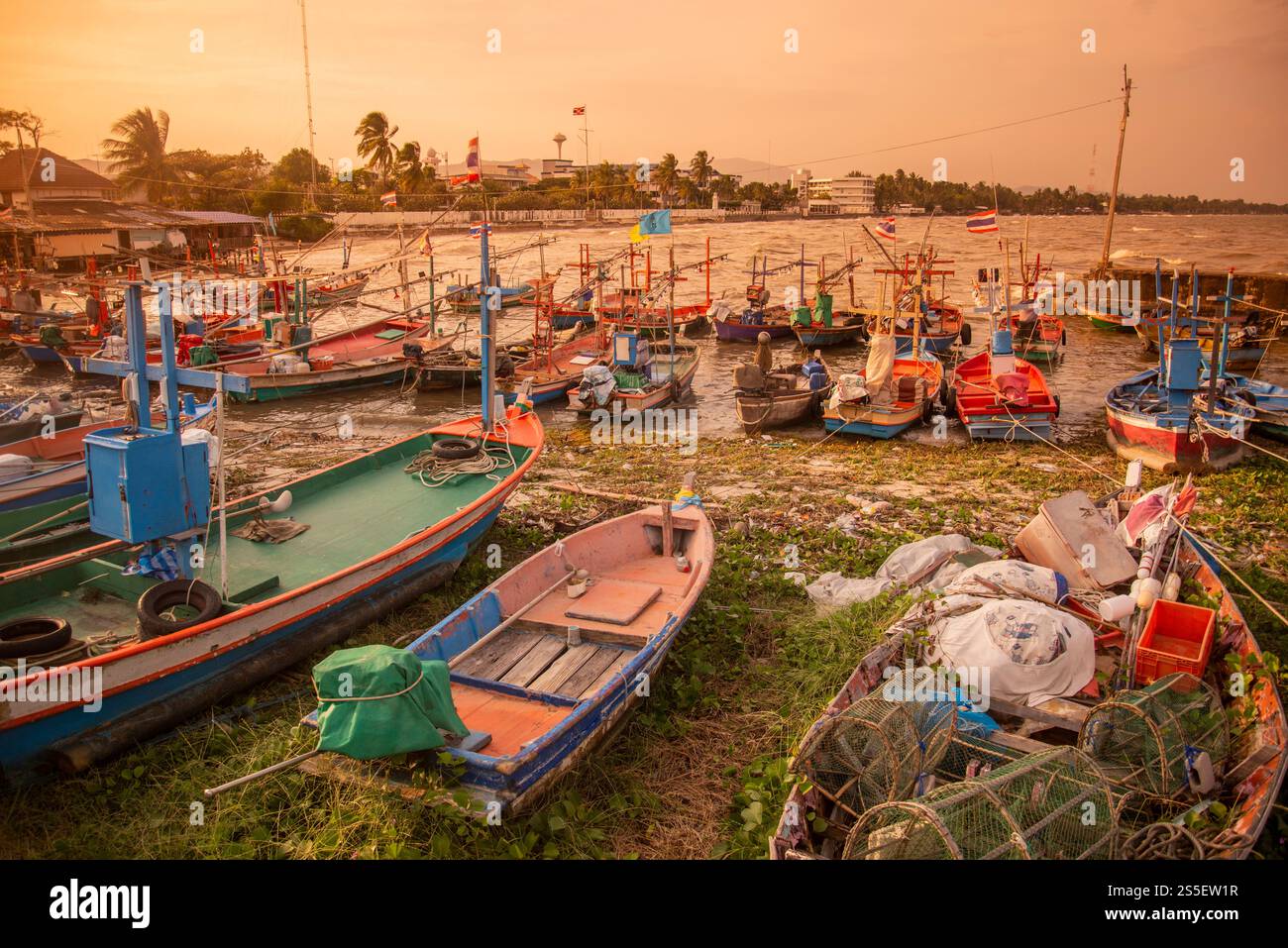 Der Fischerhafen im Fischerdorf in der Stadt Hua hin in der Provinz Prachuap Khiri Khan in Thailand, Thailand, Hua hin, Dezember, Stockfoto