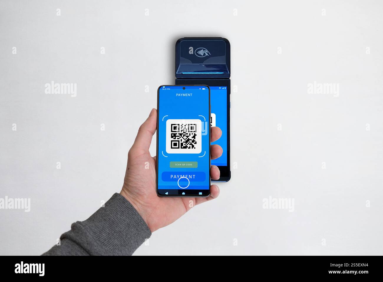 Smartphone scannt einen QR-Code an einem POS-Terminal, um eine Zahlung abzuschließen, und hebt eine zugängliche Alternative zu NFC- und Wi-Fi-Technologien hervor Stockfoto