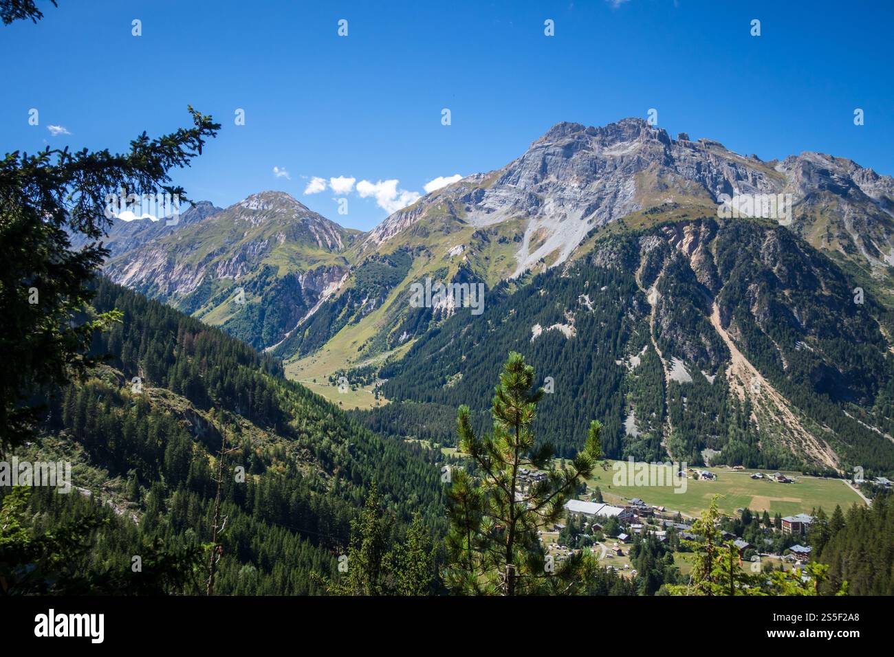 Stadt Pralognan la Vanoise und Berglandschaft. Französische alpen. Pralognan la Vanoise Stadt und Berglandschaft in den französischen alpen Stockfoto