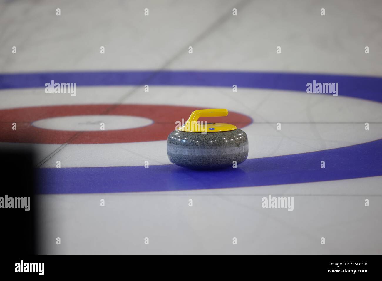 Turin, Italien. Januar 2025. Curling Stone in Bewegung während der FISU World University Games, Curling Halbfinale zwischen Italien und Grait Britain am 14. Januar 2025 in Palatazzoli, Turin, Italien. Quelle: Nderim Kaceli/Alamy Live News Stockfoto