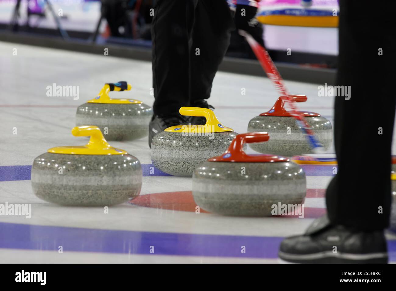 Turin, Italien. Januar 2025. Eisstockschießen während der FISU World University Games, Eisstockschießen Halbfinale zwischen Italien und Grait Britain am 14. Januar 2025 in Palatazzoli, Turin, Italien. Quelle: Nderim Kaceli/Alamy Live News Stockfoto