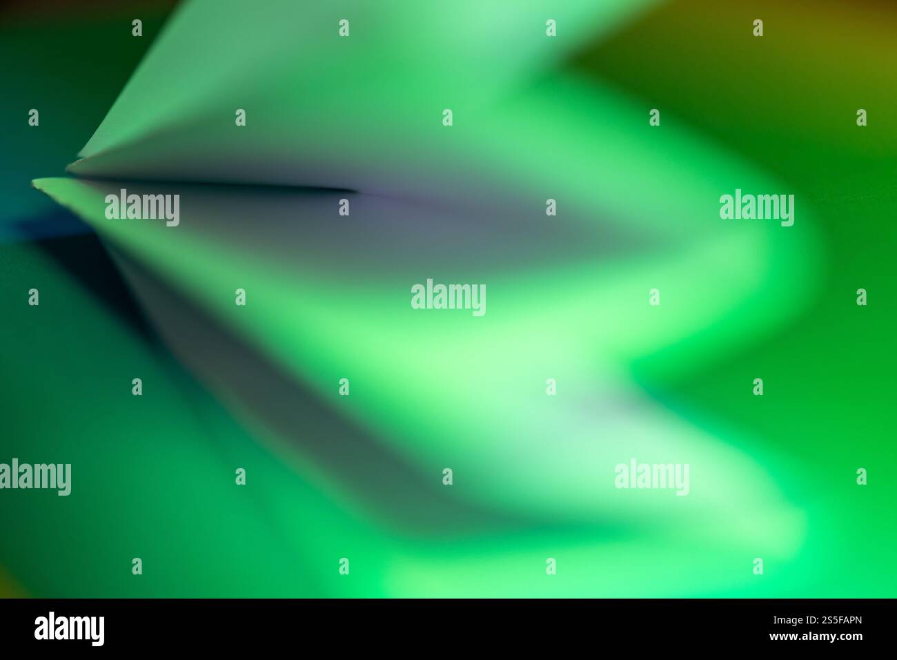 Geschwungene Formen in leuchtenden Grüntönen und Schwarz verschmelzen harmonisch und schaffen eine ansprechende abstrakte Komposition, die den Betrachter zum Erkunden einlädt Stockfoto