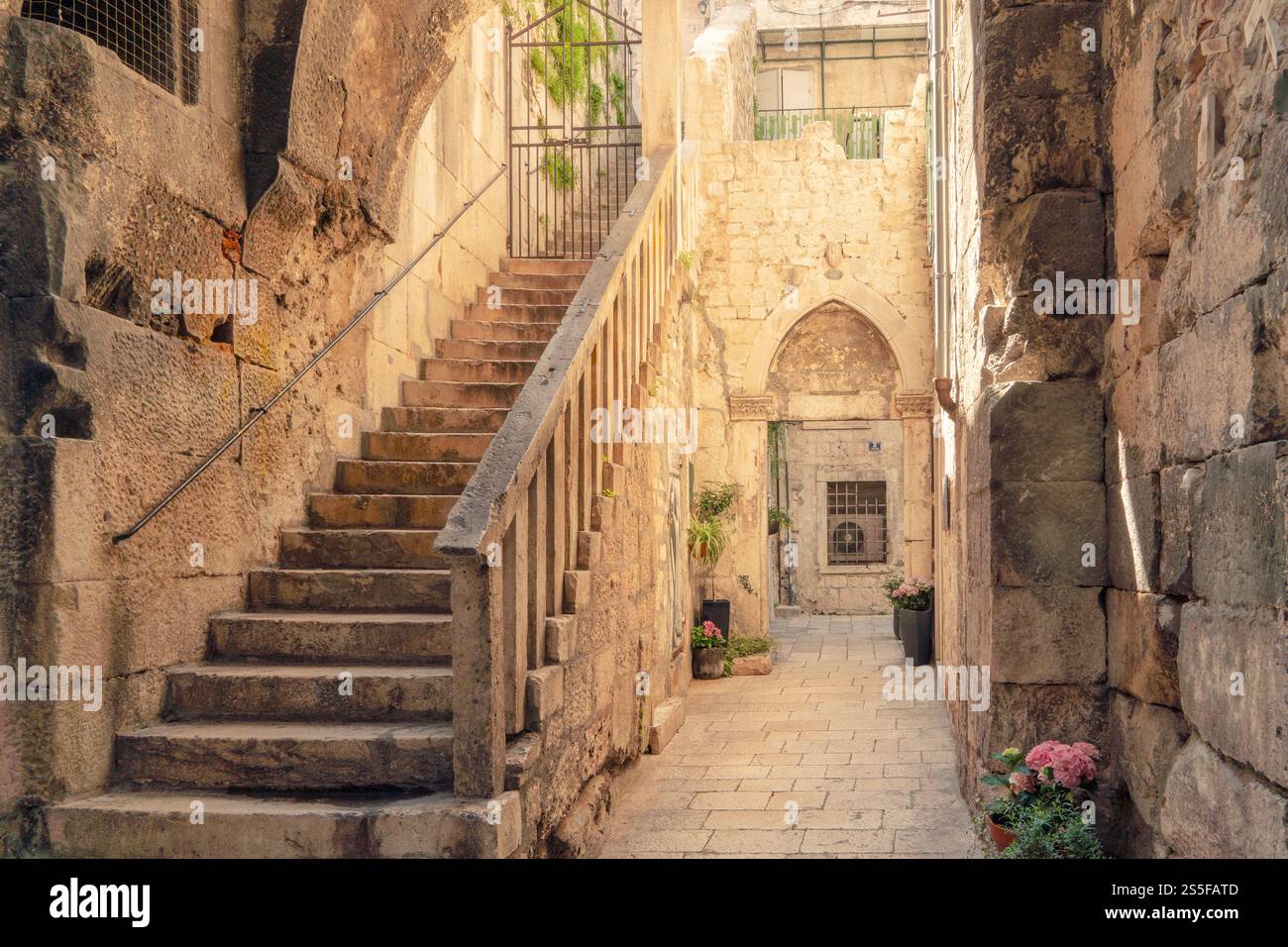 Sonnendurchflutete Steinallee mit Treppen und grünen Pflanzen in einer Altstadt von Split, Kroatien Stockfoto