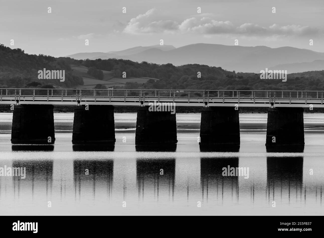 Westküsten-Eisenbahnlinie, die die Mündung des Kent überquert, von Arnside aus gesehen, in Richtung Grange-over-Sands im Süden von Cumbria, Großbritannien, Lake District Stockfoto
