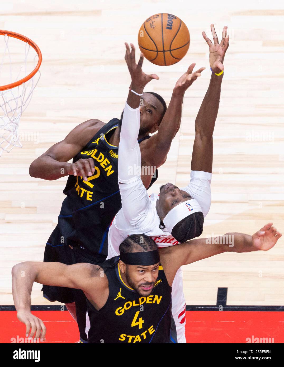 Toronto, Kanada. Januar 2025. Andrew Wiggins (hinten) und Moses Moody (vorne) von Golden State Warriors kämpfen um eine Rebound mit Chris Boucher von Toronto Raptors während des regulären NBA-Saisonspiels 2024-2025 zwischen Toronto Raptors und Golden State Warriors in Toronto, Kanada, am 13. Januar 2025. Quelle: Zou Zheng/Xinhua/Alamy Live News Stockfoto