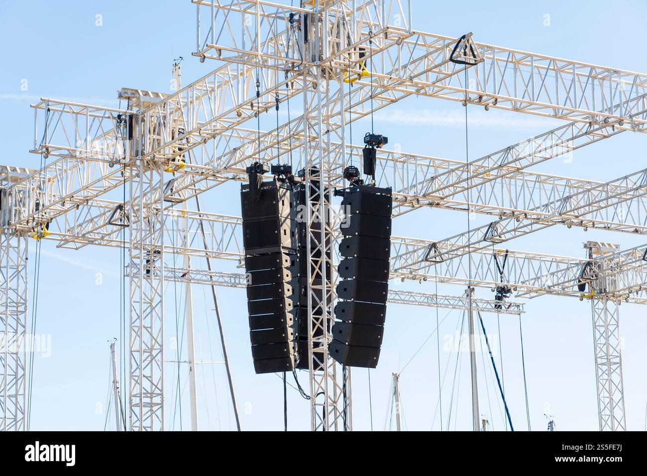 Eine Reihe professioneller Line Array-Lautsprecher, die bei einer Veranstaltung im Freien in Marseille, Frankreich, an einem Metalltrakt aufgehängt werden Stockfoto