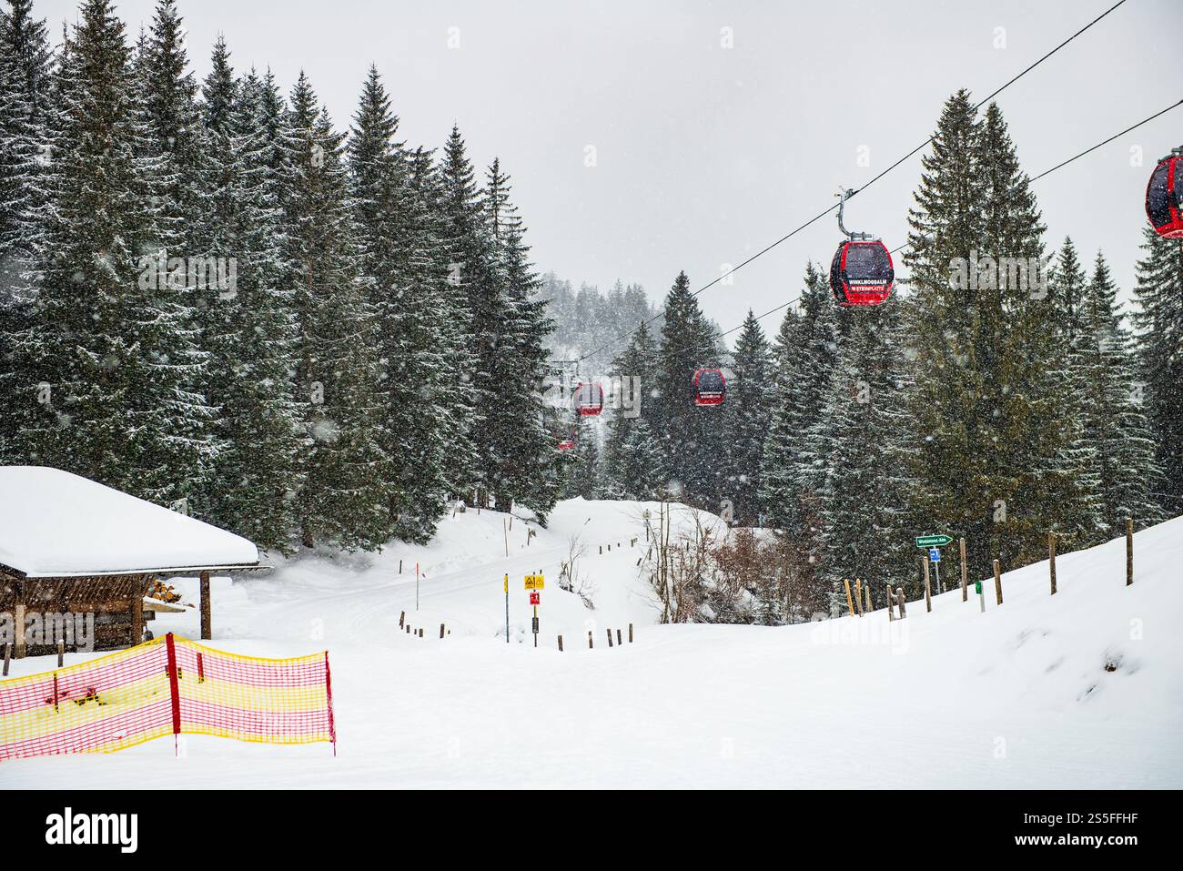 Seilbahnen, die Skifahrer in die Tiefen auf der Winklmoosalm bringen Stockfoto