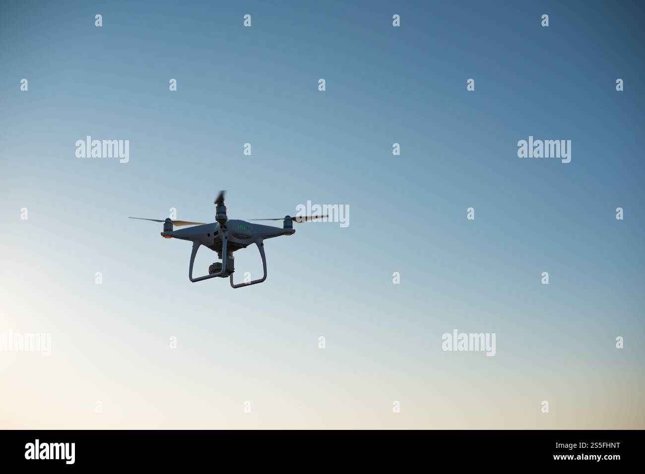 Weiße Drohne fliegt in den Himmel und zeichnet ein Video auf Stockfoto Weiße Drohne fliegt in den Himmel und zeichnet ein Video auf Stockfoto