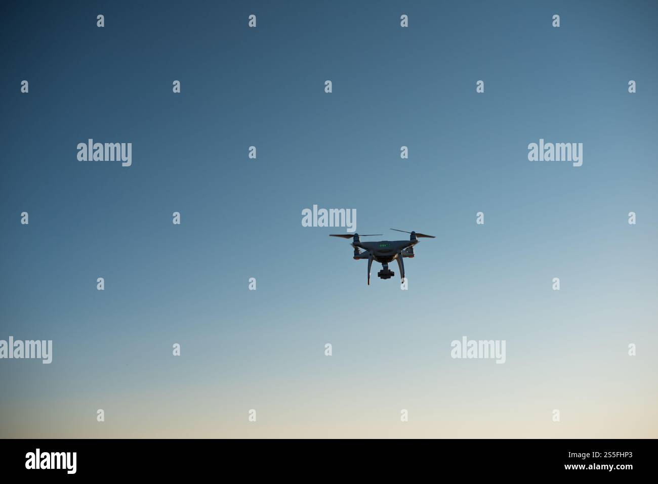 Weiße Drohne fliegt in den Himmel und zeichnet ein Video auf Stockfoto Weiße Drohne fliegt in den Himmel und zeichnet ein Video auf Stockfoto
