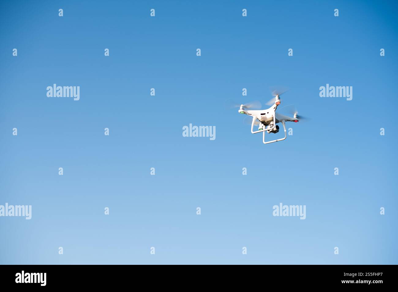 Weiße Drohne fliegt in den Himmel und zeichnet ein Video auf Stockfoto Weiße Drohne fliegt in den Himmel und zeichnet ein Video auf Stockfoto