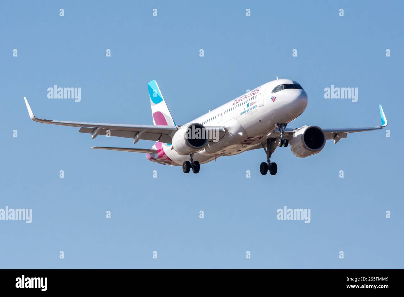 Flugzeuge und Tourismus am Flughafen Gran Canaria. Modernes Flugzeug Airbus A320 NEO der deutschen Fluggesellschaft Eurowings Landung. Stockfoto