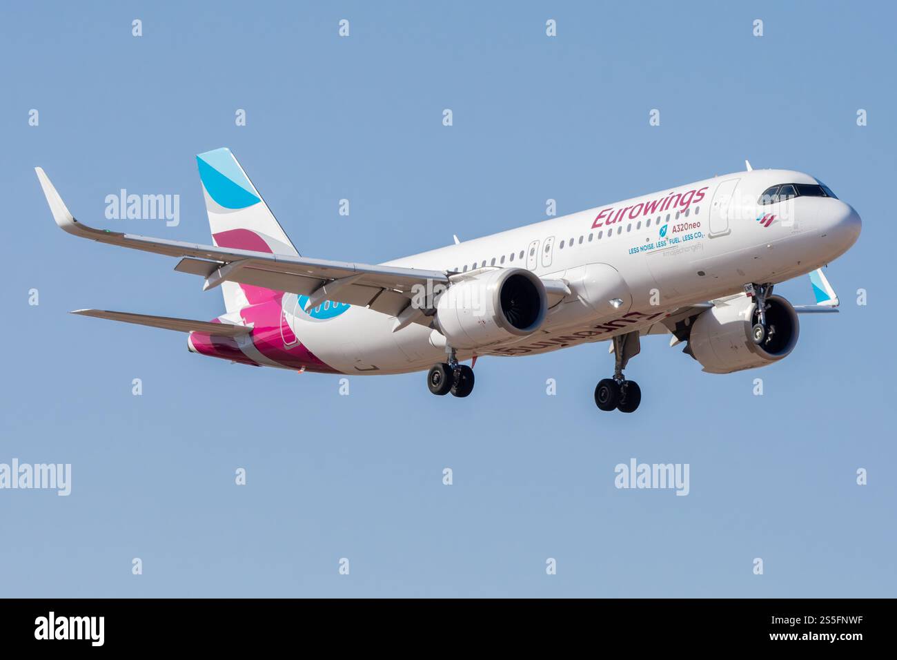 Flugzeuge und Tourismus am Flughafen Gran Canaria. Modernes Flugzeug Airbus A320 NEO der deutschen Fluggesellschaft Eurowings Landung. Stockfoto