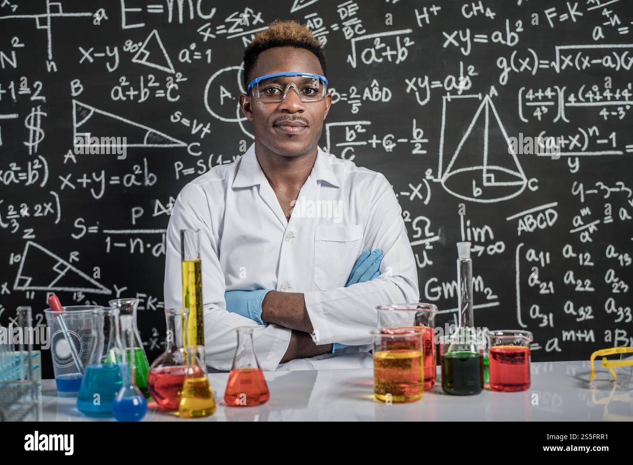 Wissenschaftler tragen im Labor eine Brille und verschränkte Arme. Stockfoto