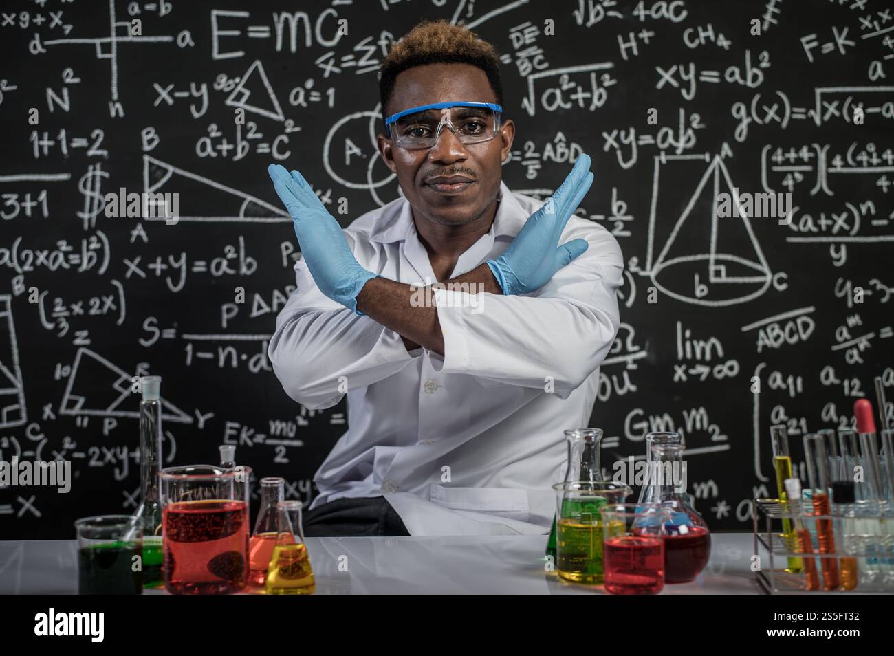 Wissenschaftler machen im Labor gekreuzte Hände und Stress. Stockfoto