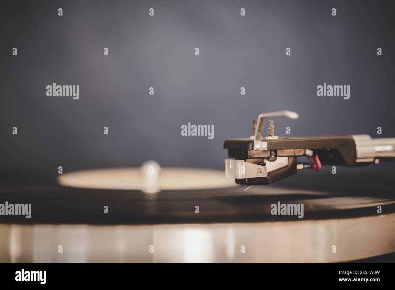 Drehbarer Plattenspieler Mit Vintage Vinyl, Plattenspieler Und Vinyl Record. Stockfoto