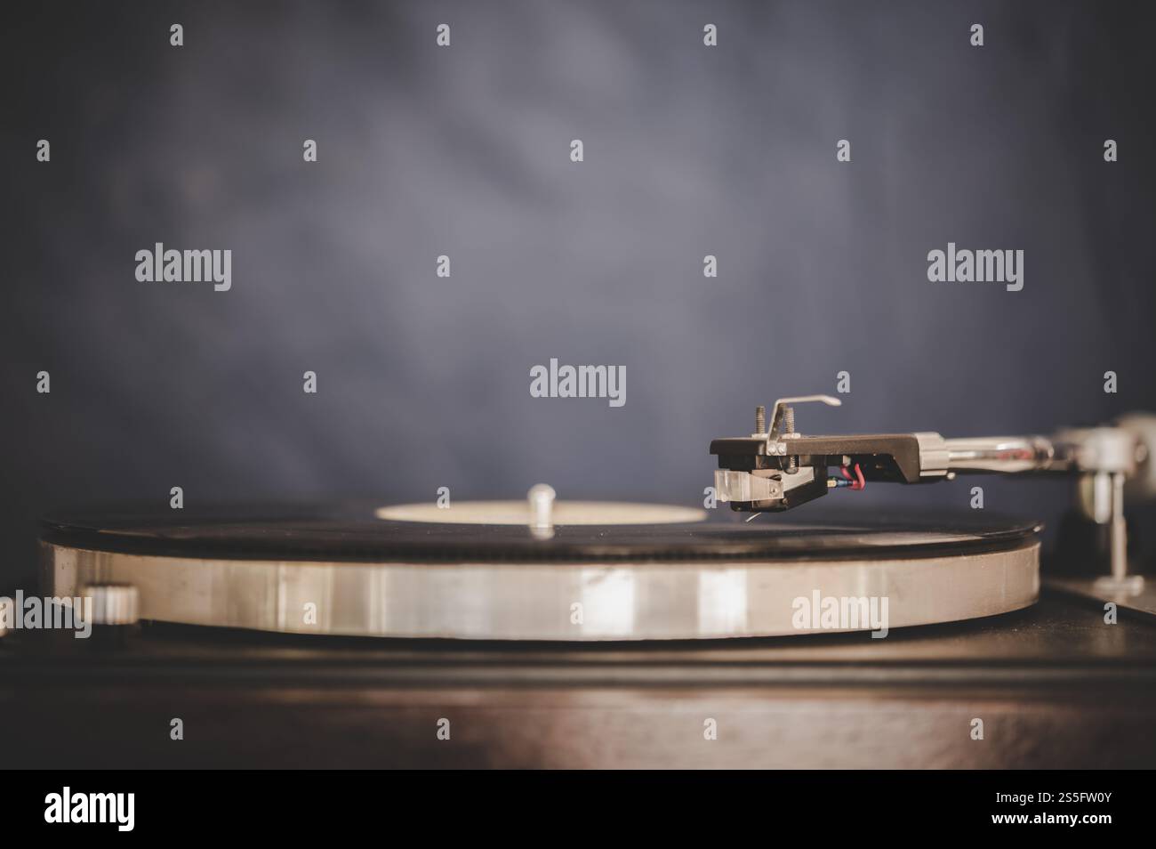 Drehbarer Plattenspieler Mit Vintage Vinyl, Plattenspieler Und Vinyl Record. Stockfoto
