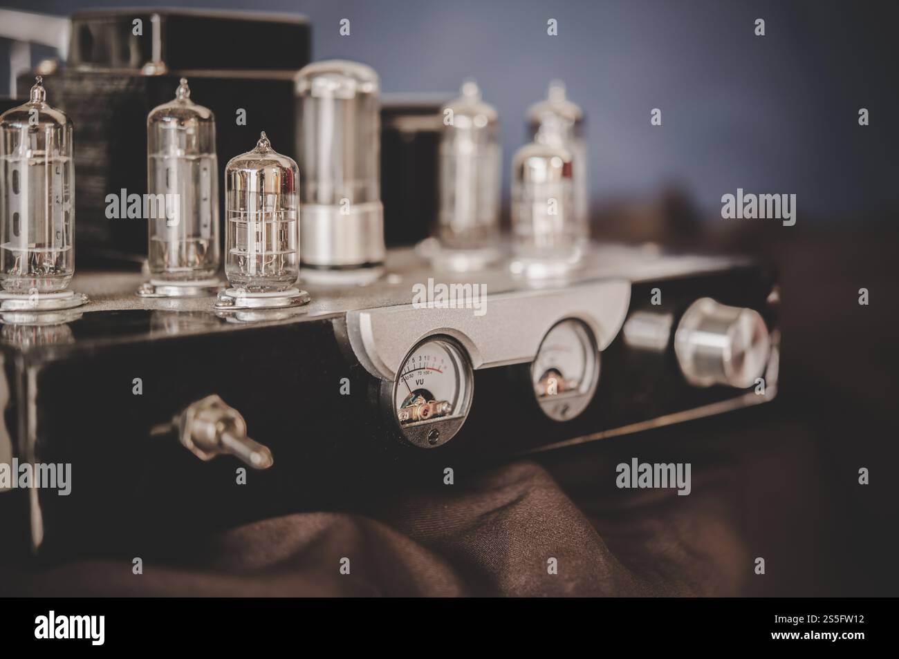 Stillleben mit Retro-Rundfunkempfänger. Stockfoto