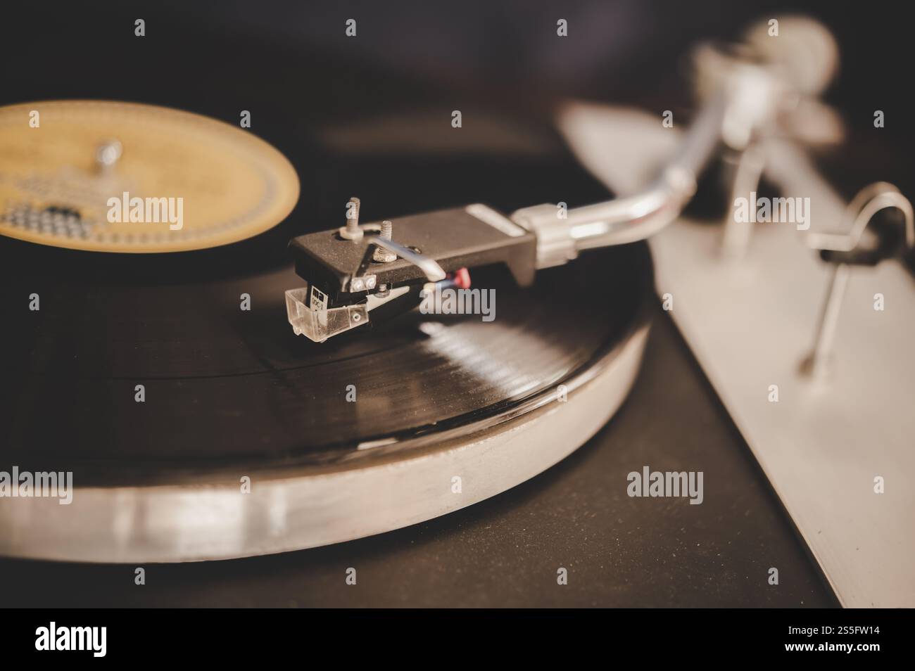 Drehbarer Plattenspieler Mit Vintage Vinyl, Plattenspieler Und Vinyl Record. Stockfoto