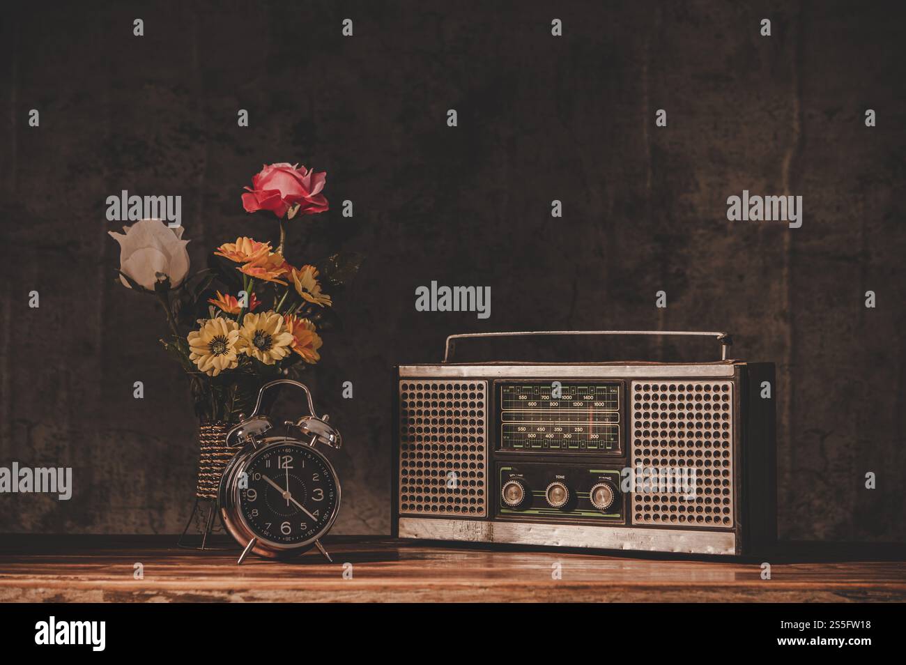 Retro-Funkempfänger sind Stillleben mit Uhren und Blumenvasen. Stockfoto