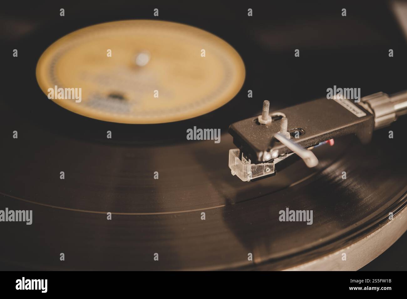 Drehbarer Plattenspieler Mit Vintage Vinyl, Plattenspieler Und Vinyl Record. Stockfoto