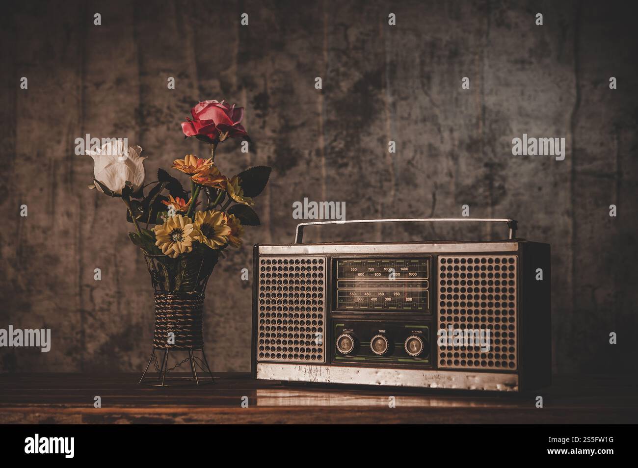 Stillleben mit Retro-Funkempfänger und Blumenvasen. Stockfoto