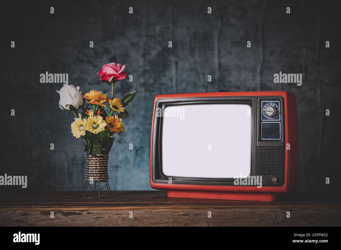 Alter Retro-Fernseher sein Stillleben mit Blumenvasen. Stockfoto
