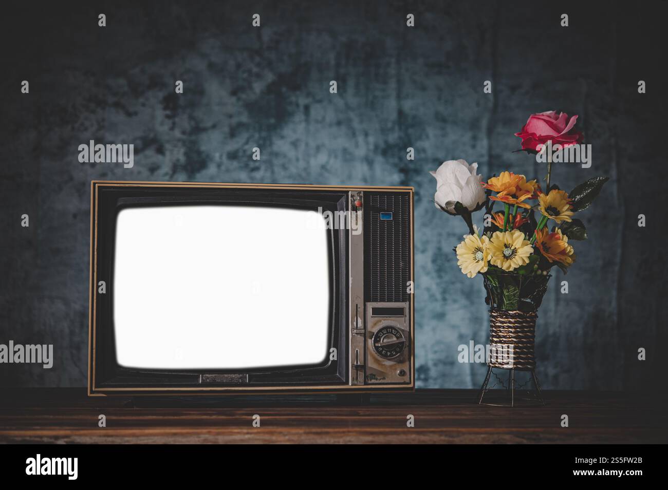 Alter Retro-Fernseher sein Stillleben mit Blumenvasen. Stockfoto