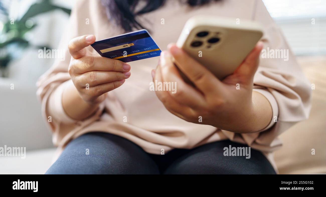 Seniorin mit Smartphone zum Online-Shopping. Handheld Handheld Handy mit Zahlung per Kreditkarte Online-Shopping elektronische Brieftasche Stockfoto