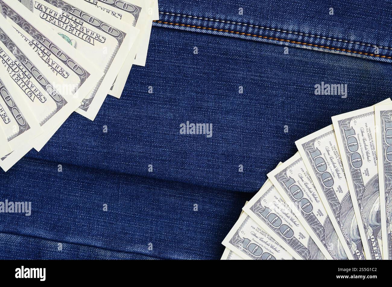 Der Fan einer Menge US-Dollar ist auf einer dunklen Jeansfläche. Hintergrundbild Stockfoto