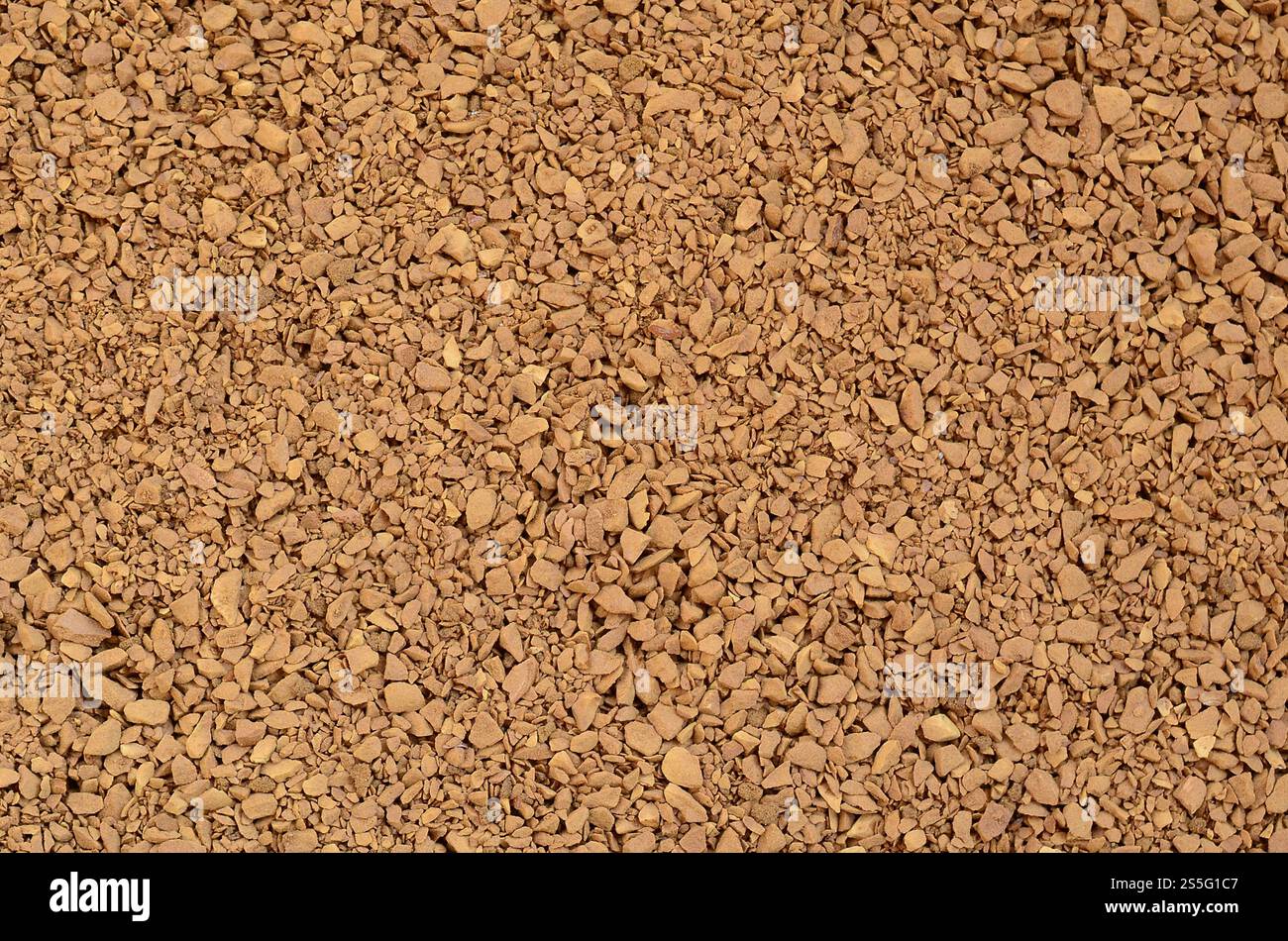 Textur des gemahlenen Kaffees in Form von vielen kleinen, dunkelbraunen Kieseln Stockfoto