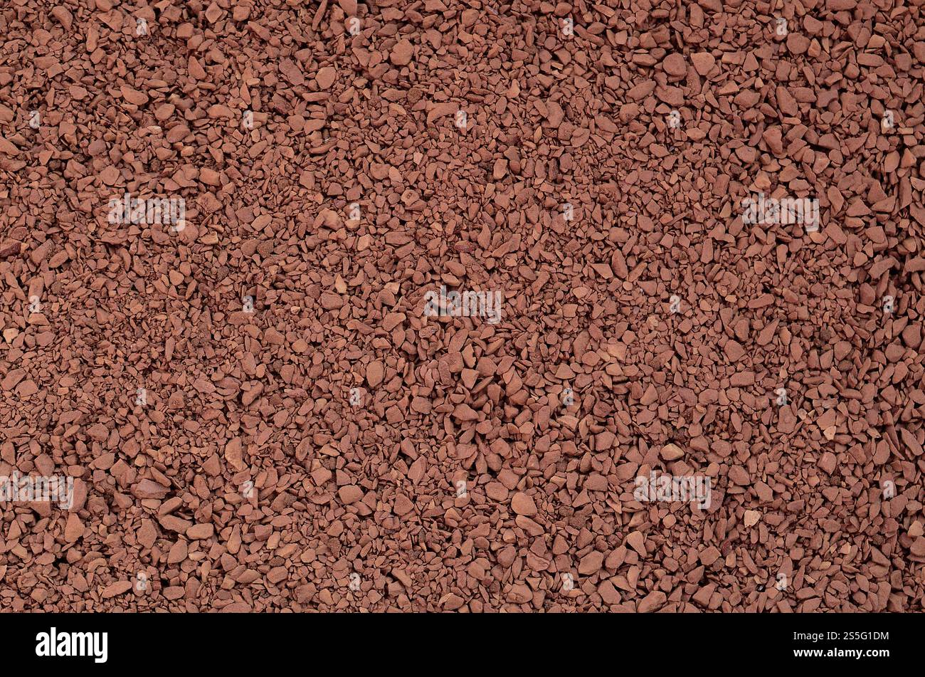 Textur des gemahlenen Kaffees in Form von vielen kleinen, dunkelbraunen Kieseln Stockfoto