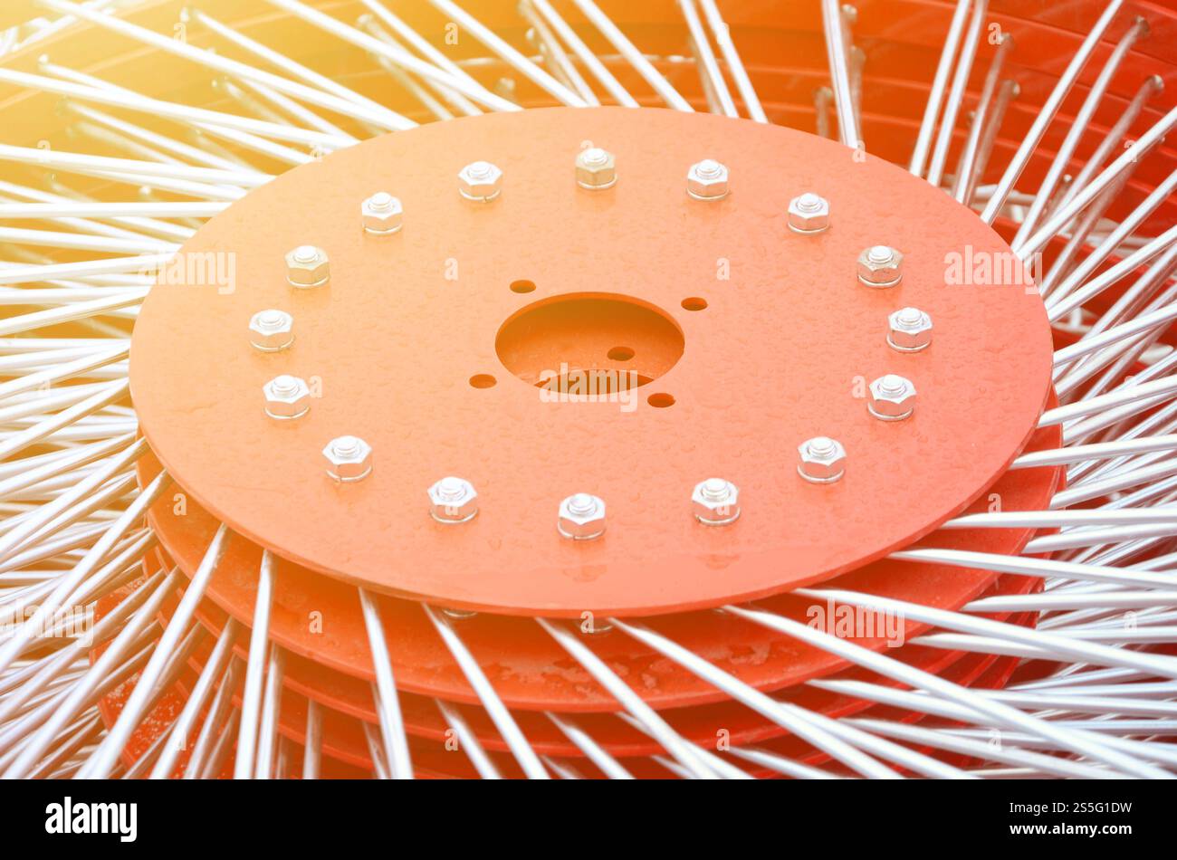 Neuer roter zedder für Anhänger in Landmaschinen zum Sammeln von Heu. Nahaufnahme Stockfoto