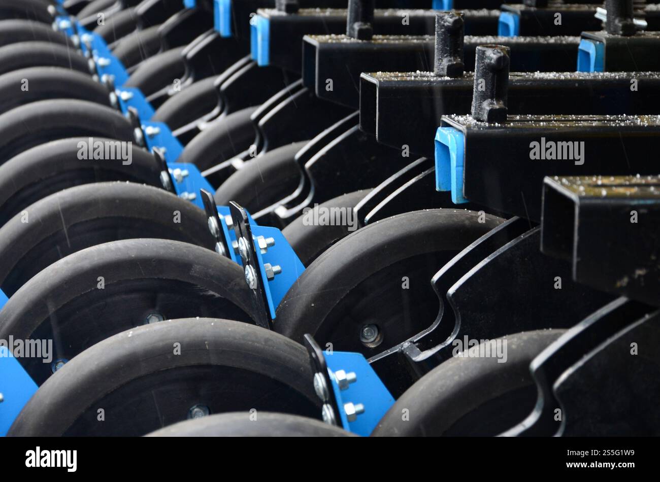 Die Reihe der Räder der neuen industriellen landwirtschaftlichen Sämaschine schließen Nach oben Stockfoto