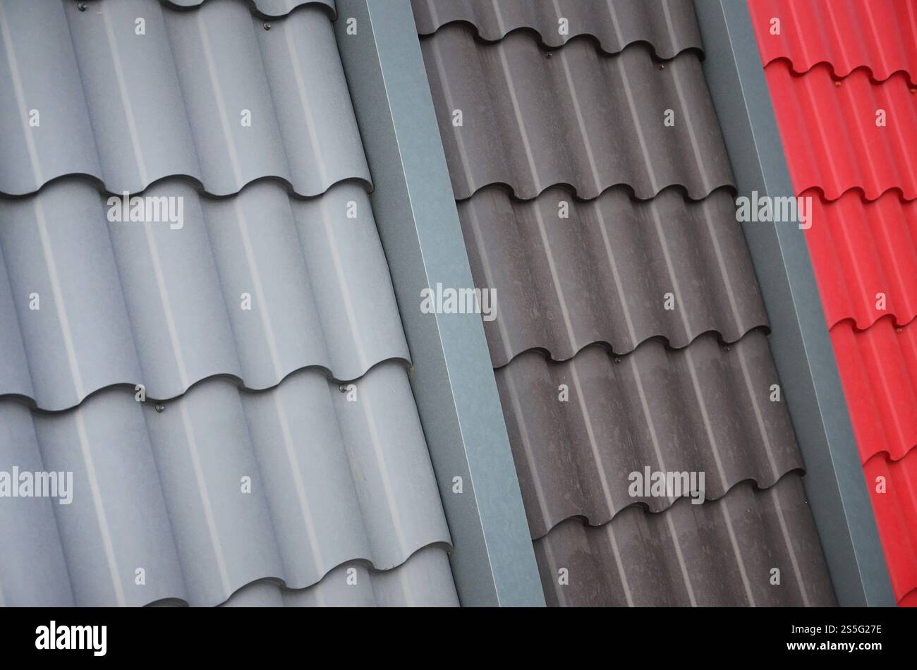 Dachschablonen aus Metallfliesen. Mehrere Teile der Dachabdeckung Stockfoto