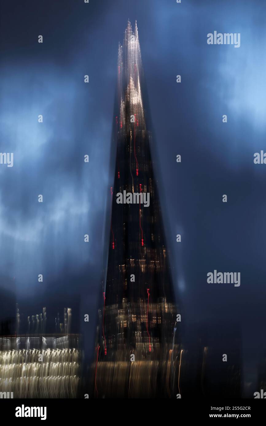 Die Shard in London bei Nacht beabsichtigte Kamerabewegung ICM Stockfoto