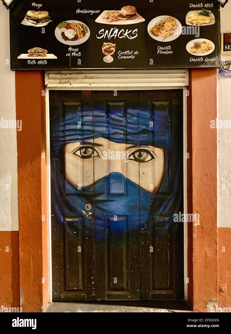 Kunstwerke an den Türen der Rua de Santa Maria in der Zona Velha in Funchal, Madeira. Stockfoto