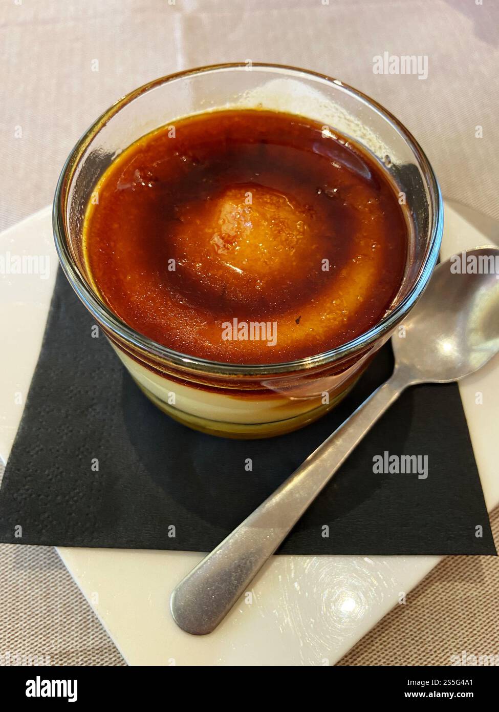 Blick über dem cremefarbenen Karamell-Dessert in einem italienischen Restaurant in Venedig-Stadt Stockfoto