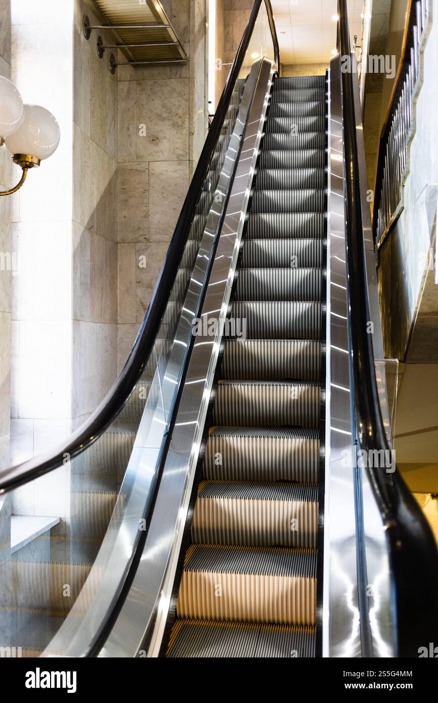 Ansicht einer einspurigen neuen Rolltreppe mit Stahlgeländer Stockfoto