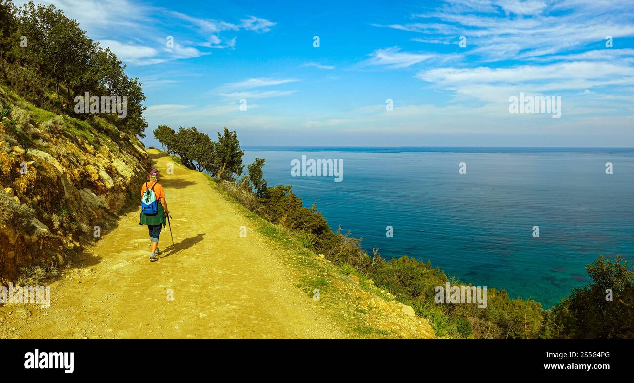 Der Weg zur Akamas-Halbinsel und zur Blauen Lagune, Winter auf der Mittelmeerinsel Zypern Stockfoto