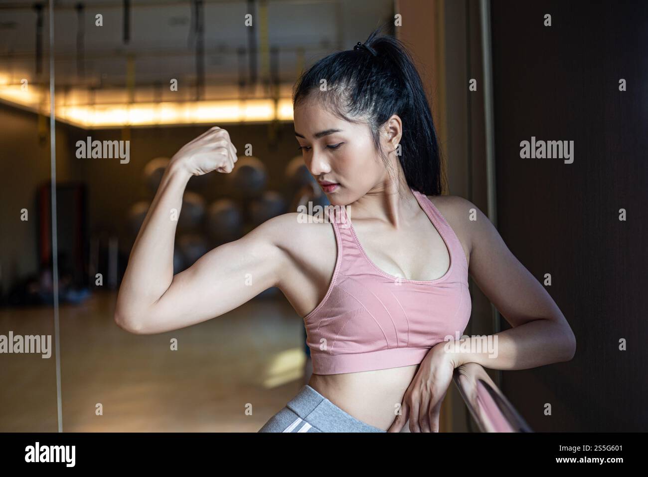 Fitness-Frauen zeigen im Fitnessstudio Armmuskeln. Stockfoto