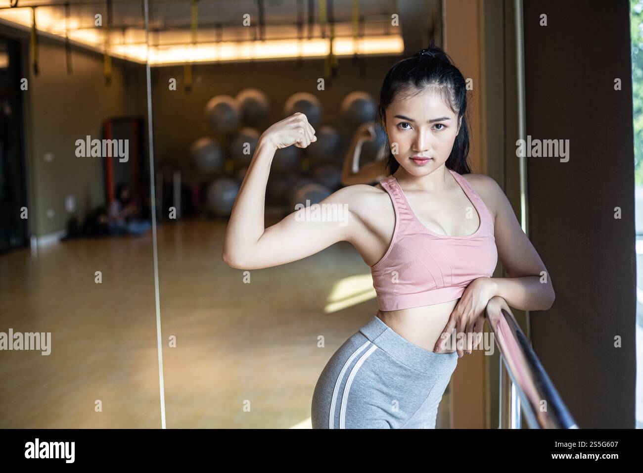 Fitness-Frauen zeigen im Fitnessstudio Armmuskeln. Stockfoto