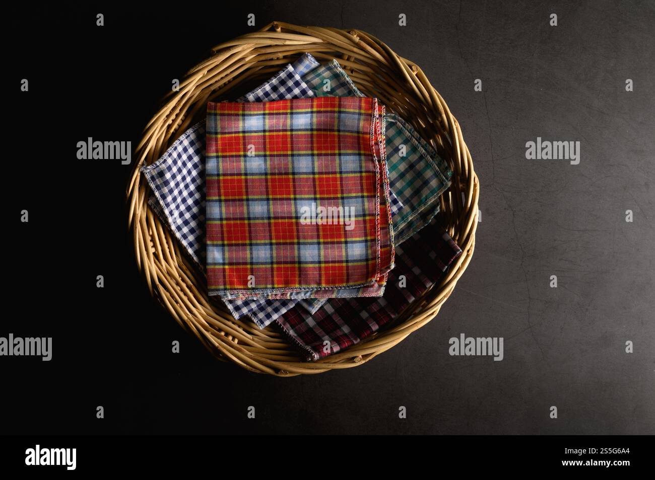 Taschentücher in einen Holzkorb gelegt Stockfoto