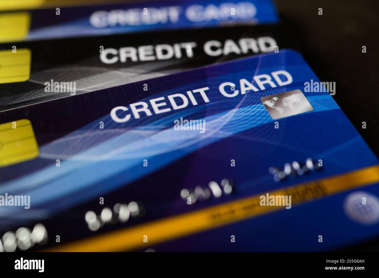 Kreditkarten, die auf dem Boden gestapelt sind, selektiver Fokus Stockfoto
