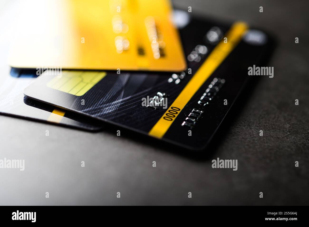 Kreditkarten, die auf dem Boden gestapelt sind, selektiver Fokus Stockfoto